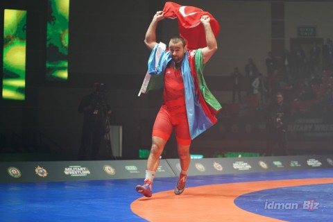 Azerbaijani World Champion walking around with the flag of Azerbaijan and Turkiye: "It was my duty"