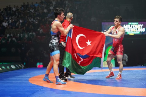 Turkish wrestler's joy of victory with the flags of Azerbaijan and Turkiye - PHOTO