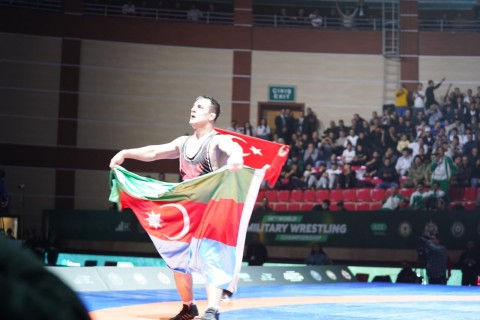 Turkish wrestler's joy of victory with the flags of Azerbaijan and Turkiye - PHOTO