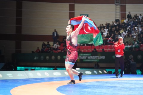 Turkish wrestler's joy of victory with the flags of Azerbaijan and Turkiye - PHOTO