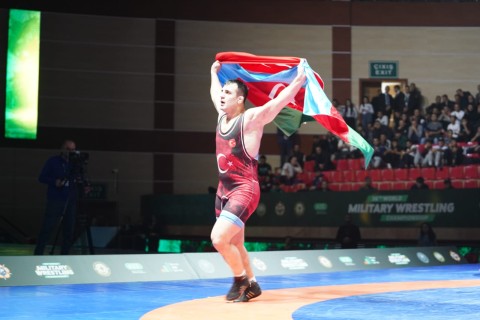 Turkish wrestler's joy of victory with the flags of Azerbaijan and Turkiye - PHOTO