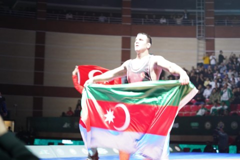 Turkish wrestler's joy of victory with the flags of Azerbaijan and Turkiye - PHOTO