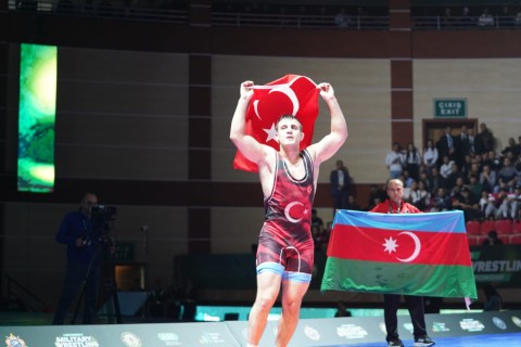 Turkish wrestler's joy of victory with the flags of Azerbaijan and Turkiye - PHOTO