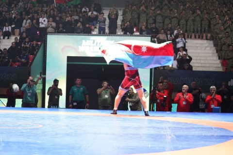 Turkish wrestler's joy of victory with the flags of Azerbaijan and Turkiye - PHOTO