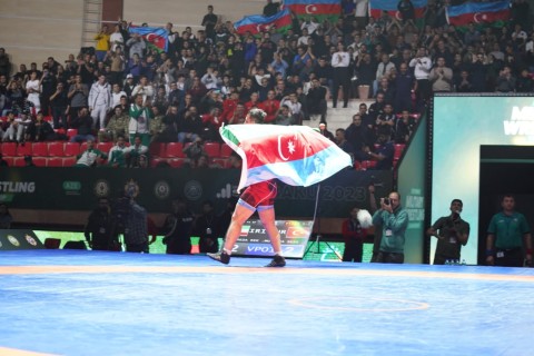 Turkish wrestler's joy of victory with the flags of Azerbaijan and Turkiye - PHOTO