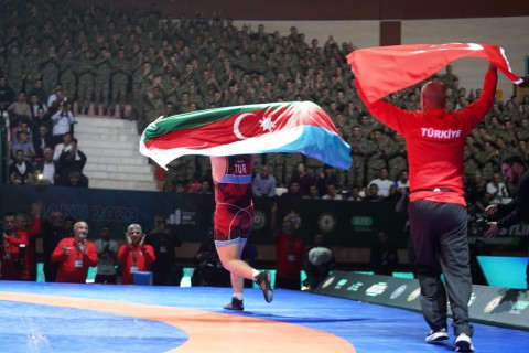Turkish wrestler's joy of victory with the flags of Azerbaijan and Turkiye - PHOTO