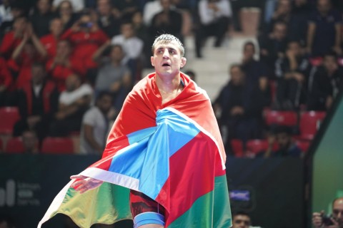 Turkish wrestler's joy of victory with the flags of Azerbaijan and Turkiye - PHOTO