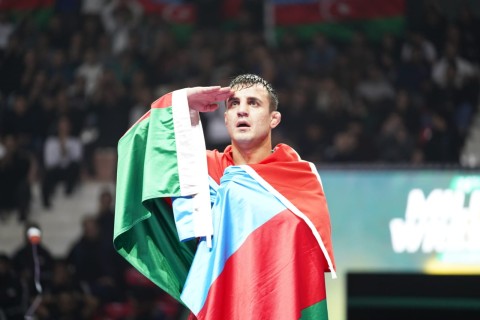 Turkish wrestler's joy of victory with the flags of Azerbaijan and Turkiye - PHOTO