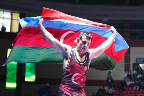 Turkish wrestler's joy of victory with the flags of Azerbaijan and Turkiye - PHOTO