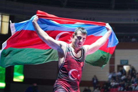 Turkish wrestler's joy of victory with the flags of Azerbaijan and Turkiye - PHOTO