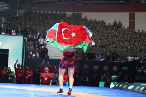 Turkish wrestler's joy of victory with the flags of Azerbaijan and Turkiye - PHOTO