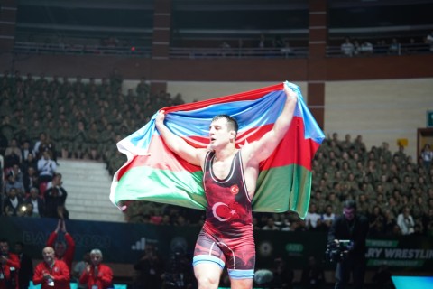 Turkish wrestler's joy of victory with the flags of Azerbaijan and Turkiye - PHOTO