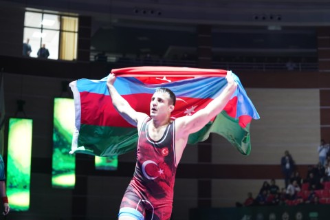 Turkish wrestler's joy of victory with the flags of Azerbaijan and Turkiye - PHOTO
