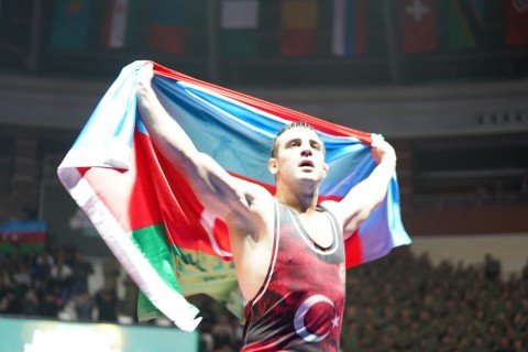 Turkish wrestler's joy of victory with the flags of Azerbaijan and Turkiye - PHOTO