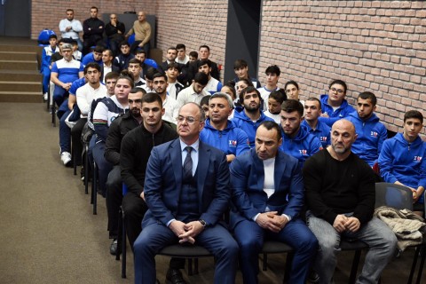 Fərid Qayıbov uğur qazanan idmançılarla görüşüb - FOTO