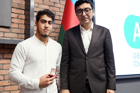 Fərid Qayıbov uğur qazanan idmançılarla görüşüb - FOTO