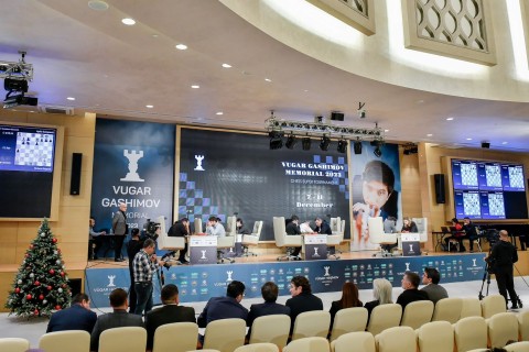 Farid Gayibov played the first chess piece of the tour at "Vugar Gashimov Memorial-2023" - PHOTO