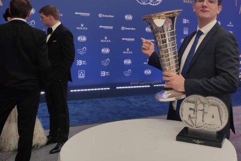 Did Hamilton present the award to Baku? - PHOTO