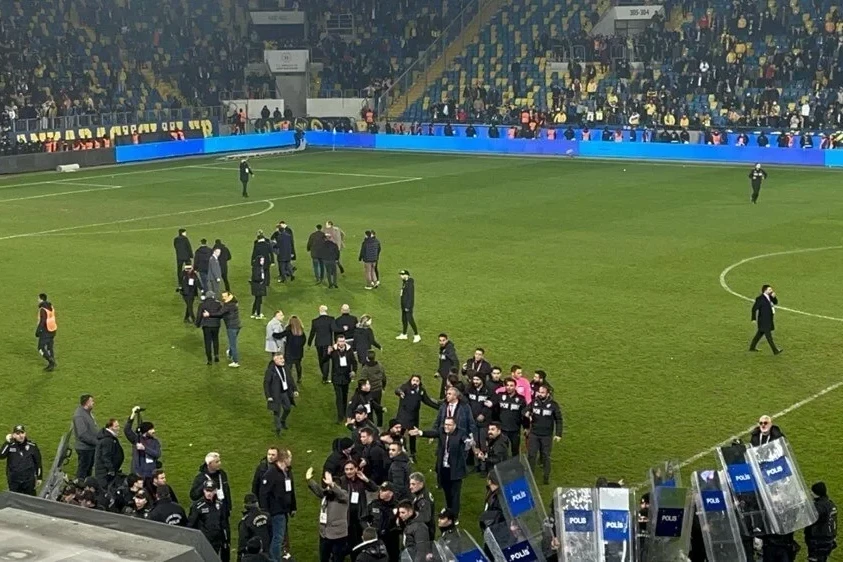 Turkish Football Federation suspends all league matches - VIDEO