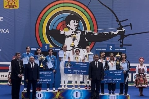 Kamandan oxatma yığmamız bürünc medal qazanıb - FOTO