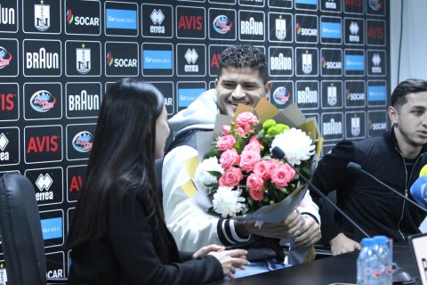 Gesture from Brazilian football player to an employee of "Neftchi" - a bouquet of flowers