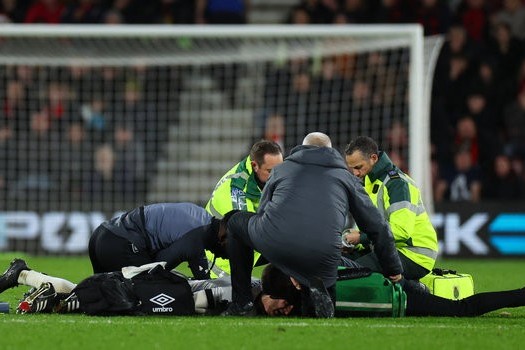 Premyer Liqada futbolçu huşunu itirib