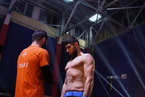 MMA döyüşçümüz Tbilisidə ilk raundda rəqibini boğucu fəndə salaraq qələbə qazanıb - FOTO