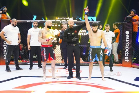 MMA döyüşçümüz Tbilisidə ilk raundda rəqibini boğucu fəndə salaraq qələbə qazanıb - FOTO