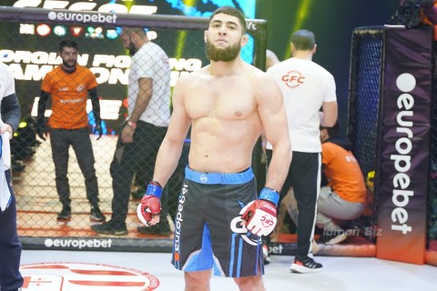 MMA döyüşçümüz Tbilisidə ilk raundda rəqibini boğucu fəndə salaraq qələbə qazanıb - FOTO