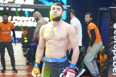 MMA döyüşçümüz Tbilisidə ilk raundda rəqibini boğucu fəndə salaraq qələbə qazanıb - FOTO
