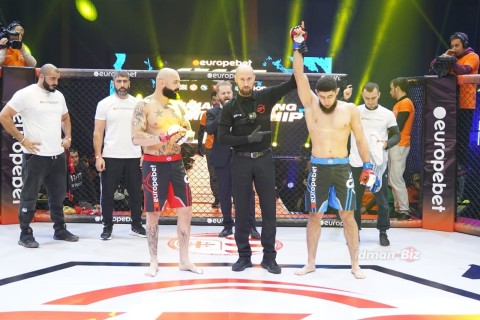 MMA döyüşçümüz Tbilisidə ilk raundda rəqibini boğucu fəndə salaraq qələbə qazanıb - FOTO