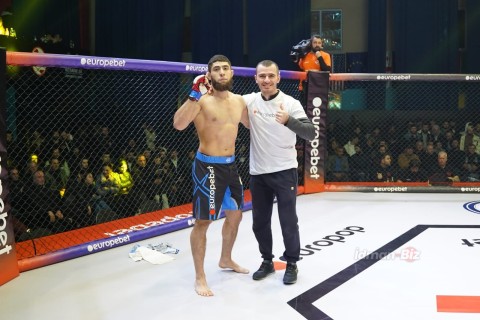 MMA döyüşçümüz Tbilisidə ilk raundda rəqibini boğucu fəndə salaraq qələbə qazanıb - FOTO