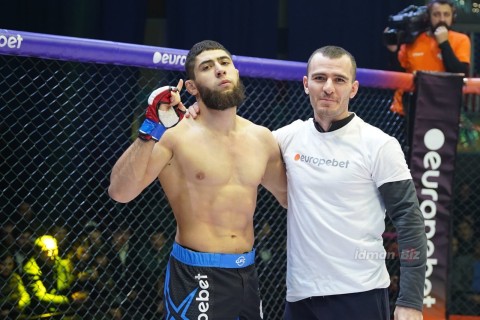 Rear naked choke from Azerbaijani MMA fighter - PHOTO