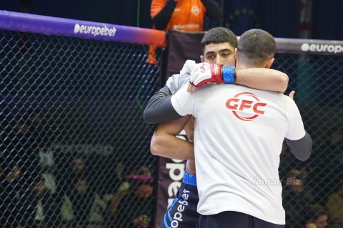 Rear naked choke from Azerbaijani MMA fighter - PHOTO