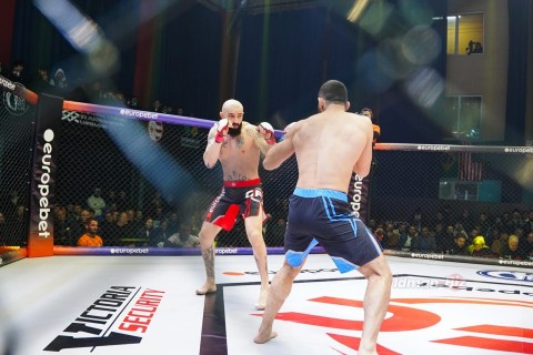 MMA döyüşçümüz Tbilisidə ilk raundda rəqibini boğucu fəndə salaraq qələbə qazanıb - FOTO