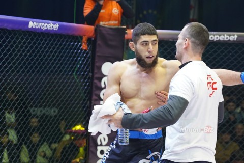 Rear naked choke from Azerbaijani MMA fighter - PHOTO