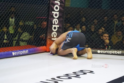 Rear naked choke from Azerbaijani MMA fighter - PHOTO