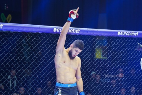 MMA döyüşçümüz Tbilisidə ilk raundda rəqibini boğucu fəndə salaraq qələbə qazanıb - FOTO