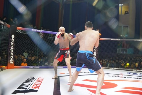 Rear naked choke from Azerbaijani MMA fighter - PHOTO