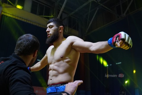 MMA döyüşçümüz Tbilisidə ilk raundda rəqibini boğucu fəndə salaraq qələbə qazanıb - FOTO