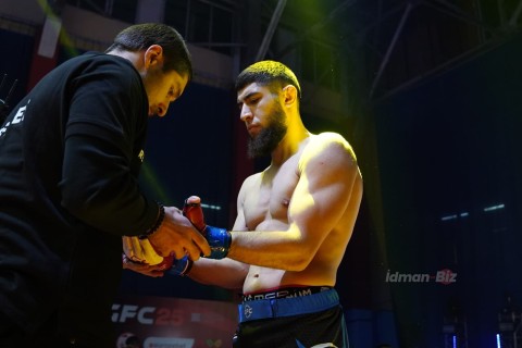 Rear naked choke from Azerbaijani MMA fighter - PHOTO