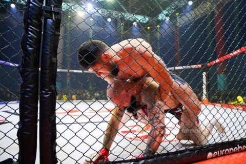 MMA döyüşçümüz Tbilisidə ilk raundda rəqibini boğucu fəndə salaraq qələbə qazanıb - FOTO