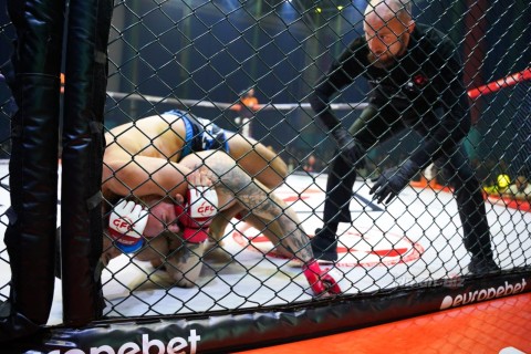 MMA döyüşçümüz Tbilisidə ilk raundda rəqibini boğucu fəndə salaraq qələbə qazanıb - FOTO