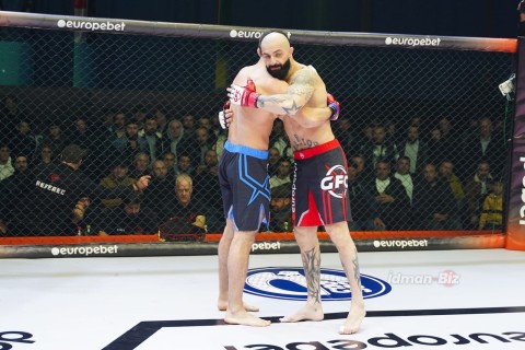 MMA döyüşçümüz Tbilisidə ilk raundda rəqibini boğucu fəndə salaraq qələbə qazanıb - FOTO