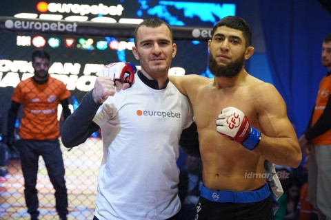MMA döyüşçümüz Tbilisidə ilk raundda rəqibini boğucu fəndə salaraq qələbə qazanıb - FOTO