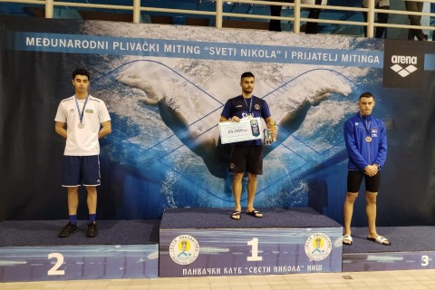 Азербайджанский пловец установил рекорд в Сербии - ФОТО