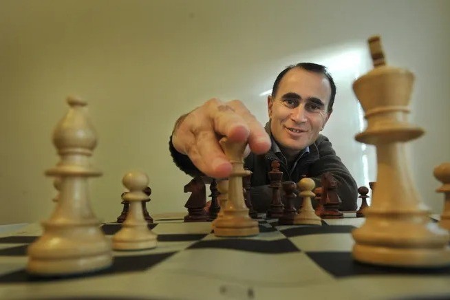 Azerbaijani rating favorite left for France