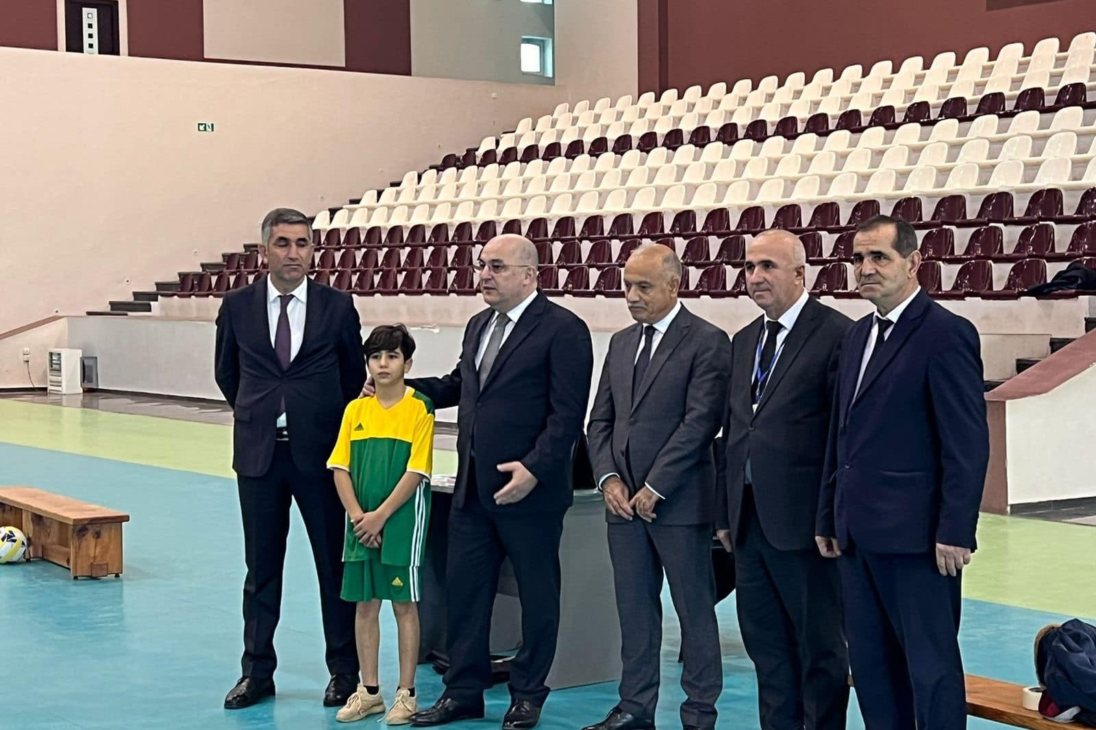 Federasiya prezidenti məktəblilərin turnirini izləyib