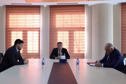 Kamran Nəbizadə qızıl medal qazanan atletlə görüşüb