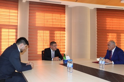 Kamran Nəbizadə qızıl medal qazanan atletlə görüşüb